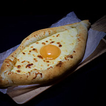 Хачапури Аджарский с сыром и фермерским яйцом